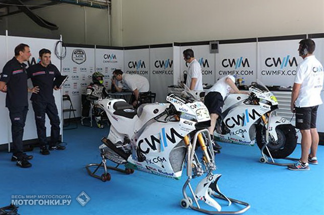 Синий гараж Кэла Кратчлоу в CWM LCR Honda на тестах в Сепанге Синий гараж Кэла Кратчлоу в CWM LCR Honda на тестах в Сепанге