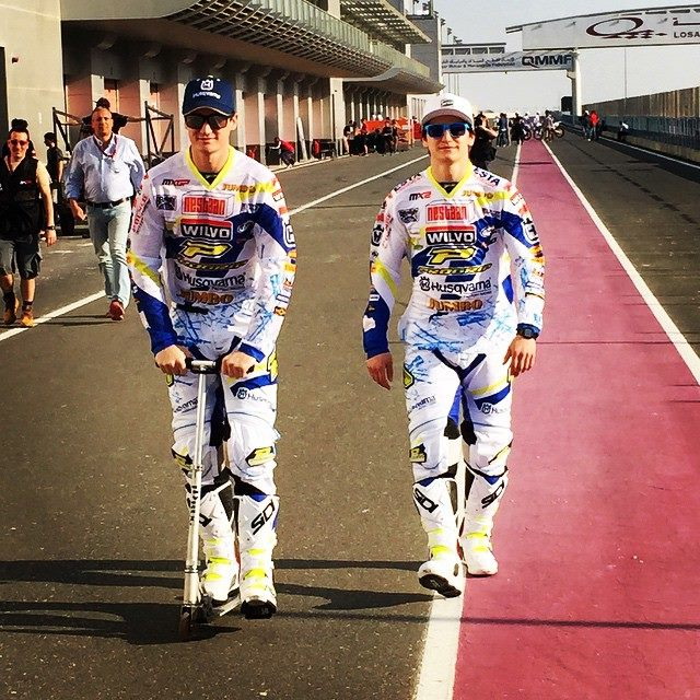 Алекс Тонков и Ден Феррис: заводские пилоты Husqvarna на пит-лейне Losail International Circuit перед фотосессией Алекс Тонков и Ден Феррис: заводские пилоты Husqvarna на пит-лейне Losail International Circuit перед фотосессией