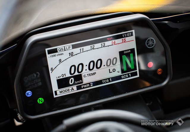 Yamaha R1/R1M: PlayStation - полностью управляемая контрольная панель мотоцикла: Street Mode наверху, Race Mode внизу Yamaha R1/R1M: PlayStation - полностью управляемая контрольная панель мотоцикла: Street Mode наверху, Race Mode внизу
