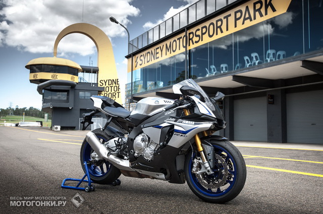 Yamaha YZF-R1M (2015) на пит-лейне Eastern Creek Yamaha YZF-R1M (2015) на пит-лейне Eastern Creek