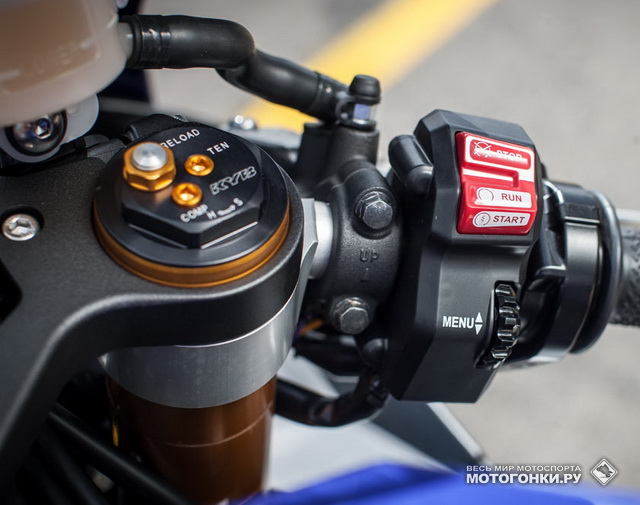 Yamaha R1/R1M: Легкое управление настройками - колесиком, расположенным на правом пульте Yamaha R1/R1M: Легкое управление настройками - колесиком, расположенным на правом пульте