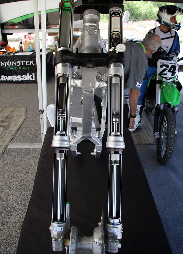 Новая вилка Showa SFF-Air TAC, устанавливаемая на Kawasaki KX250F и KX450F 2015 года - в разрезе Новая вилка Showa SFF-Air TAC, устанавливаемая на Kawasaki KX250F и KX450F 2015 года - в разрезе