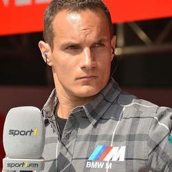 Алекс Хофманн, pit-lane комментатор телеканала Sport1 Алекс Хофманн, pit-lane комментатор телеканала Sport1