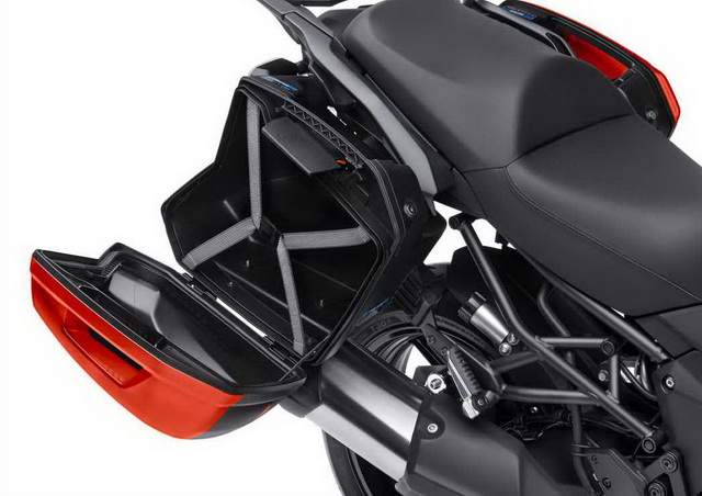 Kawasaki Versys 1000 LT (2015): 28-литровые кофры, как у ZX-10R. Крепление с системой единого ключа - в базе. Kawasaki Versys 1000 LT (2015): 28-литровые кофры, как у ZX-10R. Крепление с системой единого ключа - в базе.