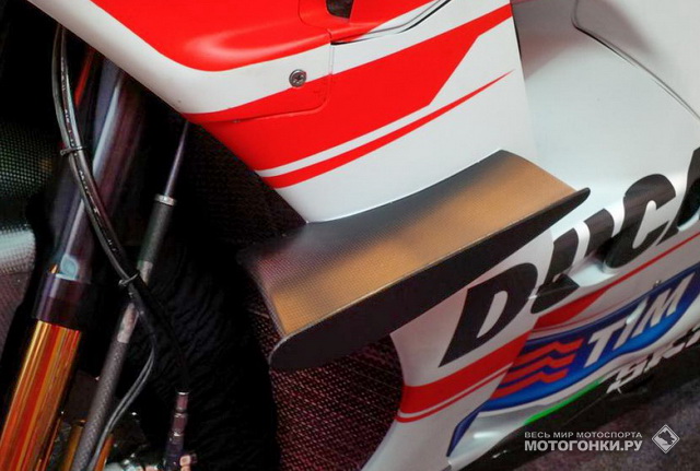 Карбоновые элероны на Ducati GP15: слева, для улучшения охлаждения двигателя Карбоновые элероны на Ducati GP15: слева, для улучшения охлаждения двигателя
