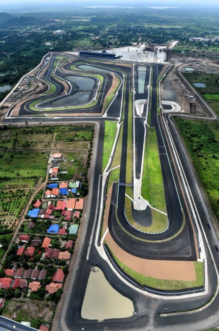 Chang International Circuit (Таиланд): вид на первый поворот (шпилька) Chang International Circuit (Таиланд): вид на первый поворот (шпилька)