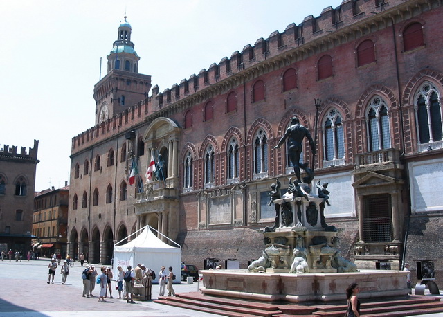 Исторический центр Болоньи - площадь Маджоре, у Нептуна (Piazza Maggiore) Исторический центр Болоньи - площадь Маджоре, у Нептуна (Piazza Maggiore)