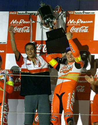 Валентино Росси и Колин Эдвардс выиграли Suzuka 8 Hours в 2001 году, выступая вместе за команду Honda Валентино Росси и Колин Эдвардс выиграли Suzuka 8 Hours в 2001 году, выступая вместе за команду Honda