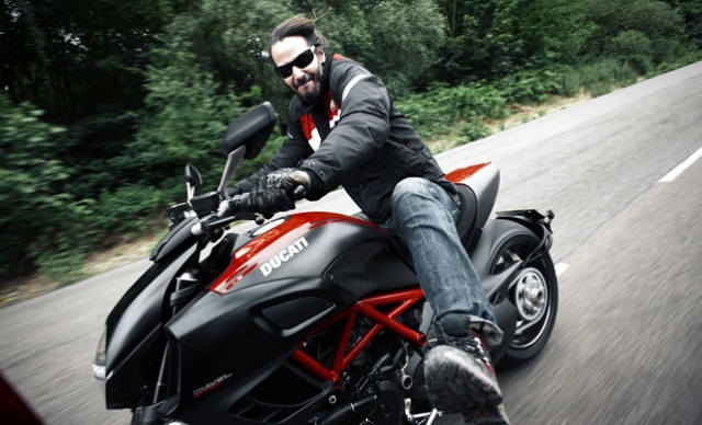 Стремительные прохват на Ducati Diavel по тестовому треку - это была игра на камеру, но Киану... влюбился в этот мотоцикл Стремительные прохват на Ducati Diavel по тестовому треку - это была игра на камеру, но Киану... влюбился в этот мотоцикл