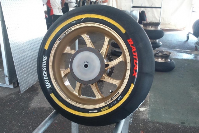 MotoGP: Покрышка, выигравшая гонку Гран-При Аргентины - Bridgestone Extra-Hard Rear (на фото с мотоцикла Кэла Кратчлоу) MotoGP: Покрышка, выигравшая гонку Гран-При Аргентины - Bridgestone Extra-Hard Rear (на фото с мотоцикла Кэла Кратчлоу)