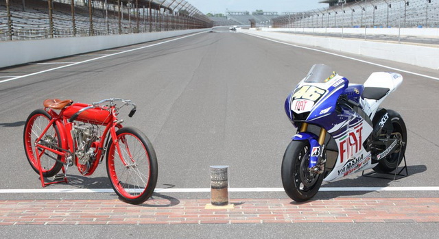MotoGP: гоночный Indian и прототип Yamaha YZR-M1 Валентино Росси на стартовой решетке Гран-При Индианаполиса MotoGP: гоночный Indian и прототип Yamaha YZR-M1 Валентино Росси на стартовой решетке Гран-При Индианаполиса