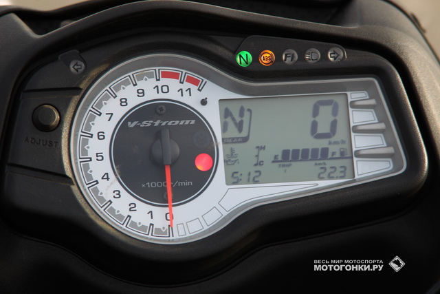 Приборная панель Suzuki V-Strom 650XT оснащен индикатором передачи и экономайзером (в формате км/л) Приборная панель Suzuki V-Strom 650XT оснащен индикатором передачи и экономайзером (в формате км/л)