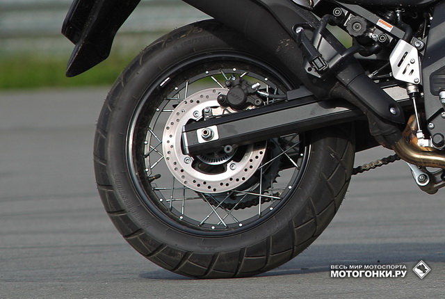 Спицованные обода с высокопрофильными шинами Bridgestone Trail Wing 152 существенно расширяют возможности Suzuki V-Strom 650XT Спицованные обода с высокопрофильными шинами Bridgestone Trail Wing 152 существенно расширяют возможности Suzuki V-Strom 650XT
