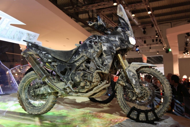 Прототип Africa Twin 2016 года был представлен осенью 2015 года на выставке в Милане, каким он мог бы быть в жизни Прототип Africa Twin 2016 года был представлен осенью 2015 года на выставке в Милане, каким он мог бы быть в жизни