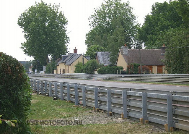 Прямая Mulsanne (обратная прямая Le Mans 24 Circuit) в обычное время - шоссе D338, ведущее от Ле Мана в Мюльзан Прямая Mulsanne (обратная прямая Le Mans 24 Circuit) в обычное время - шоссе D338, ведущее от Ле Мана в Мюльзан