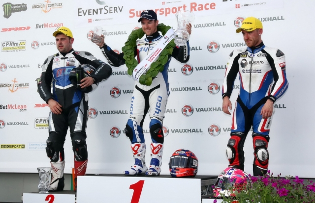 Элистер Сили выигрывает свою 15-ю гонку North West 200 на BMW S 1000 RR Элистер Сили выигрывает свою 15-ю гонку North West 200 на BMW S 1000 RR