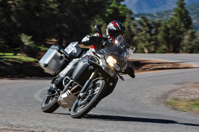 На жестком покрытии F 800 GS чувствует себя даже слишком самоуверенно На жестком покрытии F 800 GS чувствует себя даже слишком самоуверенно