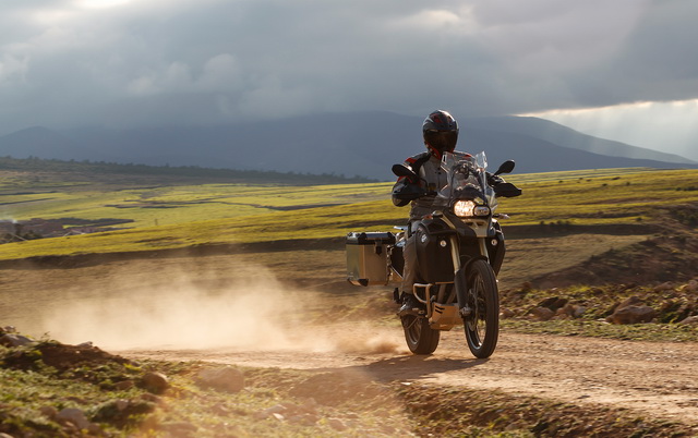 Постановочная съемка или нет, но я готов подтвердить: BMW F800GS спокойно чувствует себя на жестком пыльнике и сыпучем грейдере! Постановочная съемка или нет, но я готов подтвердить: BMW F800GS спокойно чувствует себя на жестком пыльнике и сыпучем грейдере!