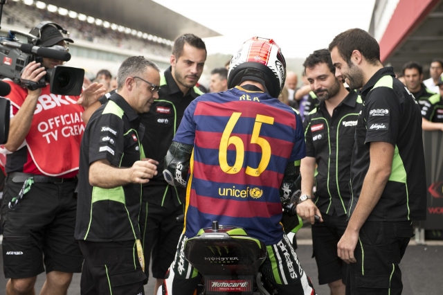 Выиграв первую гонку WSBK в Портимао, Джонатан Рэй одел футболку FC Barcelona Выиграв первую гонку WSBK в Портимао, Джонатан Рэй одел футболку FC Barcelona