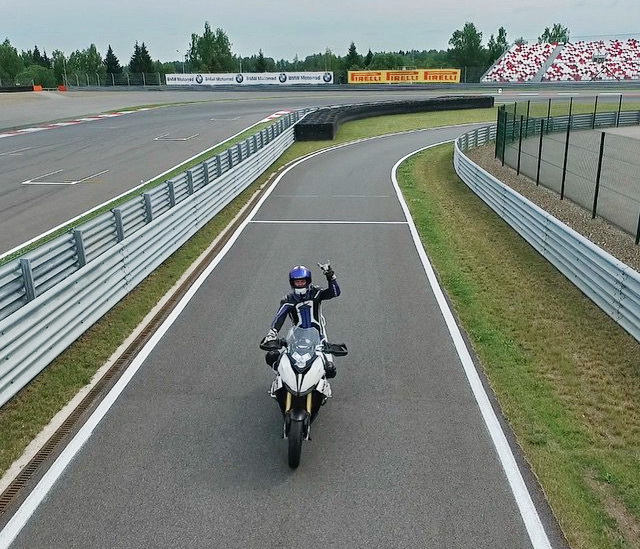 Открытые тесты BMW S 1000 XR на Moscow Raceway идут полным ходом Открытые тесты BMW S 1000 XR на Moscow Raceway идут полным ходом