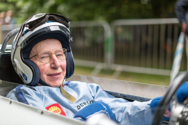 Ровестник Goodwood Racetrack - 81-летний Джон Сюртис всегда за рулем! Ровестник Goodwood Racetrack - 81-летний Джон Сюртис всегда за рулем!