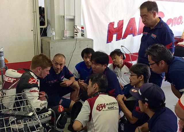 Кейси Стоунер обживается в гараже MuSASHI Racing HARC Pro, ближе к HRC в чемпионате Японии нет! Кейси Стоунер обживается в гараже MuSASHI Racing HARC Pro, ближе к HRC в чемпионате Японии нет!