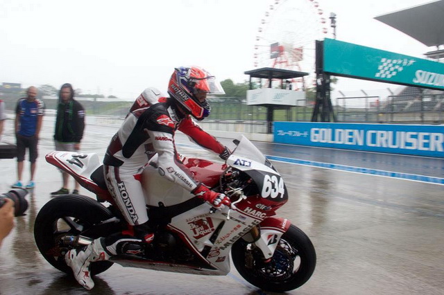 Кейси Стоунер провел серию дождевых тестов в Suzuka, вместе с несколькими другими командами и получил важный опыт Кейси Стоунер провел серию дождевых тестов в Suzuka, вместе с несколькими другими командами и получил важный опыт
