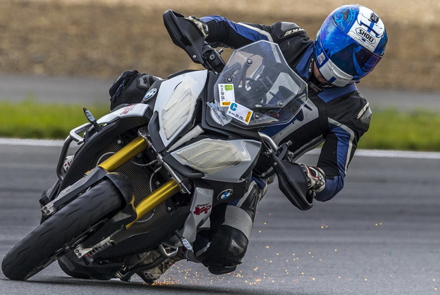 BMW S 1000 XR (2015) - на тестах в Moscow Raceway: первой асфальта достигает именно водительская подножка!