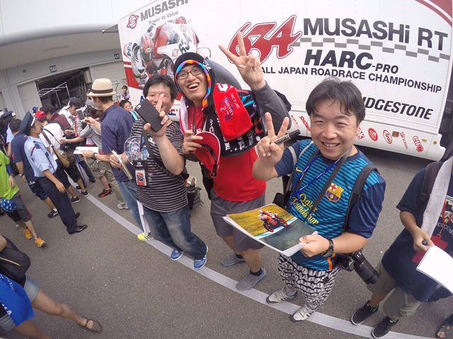 Сегодня был первый большой open paddock в Suzuka 8 Hours, фанатов - море! Сегодня был первый большой open paddock в Suzuka 8 Hours, фанатов - море!