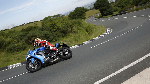 Связка Gooseneck (гусиная шея), тесты Suzuki GSX-S1000F на Isle of Man Связка Gooseneck (гусиная шея), тесты Suzuki GSX-S1000F на Isle of Man