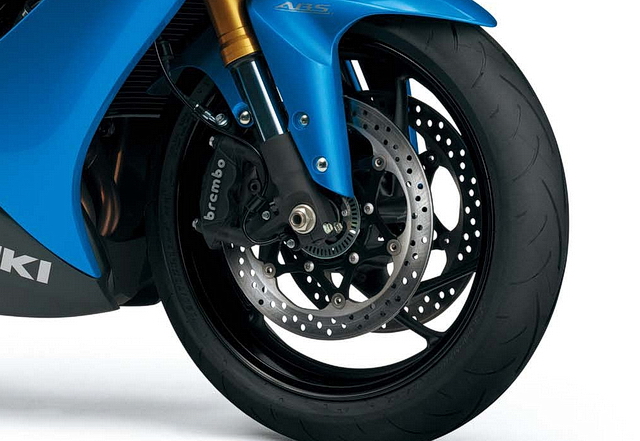 Тормоза Suzuki GSX-S1000F - полноценные моноблочные Brembo с 4 поршнями и 310 мм дисками Тормоза Suzuki GSX-S1000F - полноценные моноблочные Brembo с 4 поршнями и 310 мм дисками