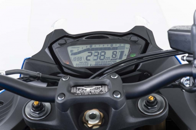 За рулем Suzuki GSX-S1000F: приборная панель лишь чуть-чуть упрятана в пластике, руль Renthal Fatbar добавляет солидности За рулем Suzuki GSX-S1000F: приборная панель лишь чуть-чуть упрятана в пластике, руль Renthal Fatbar добавляет солидности