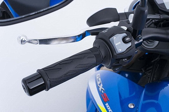 Пульт управления режимом пилотирования (traction control) находится на левом пульте Suzuki GSX-S1000 Пульт управления режимом пилотирования (traction control) находится на левом пульте Suzuki GSX-S1000