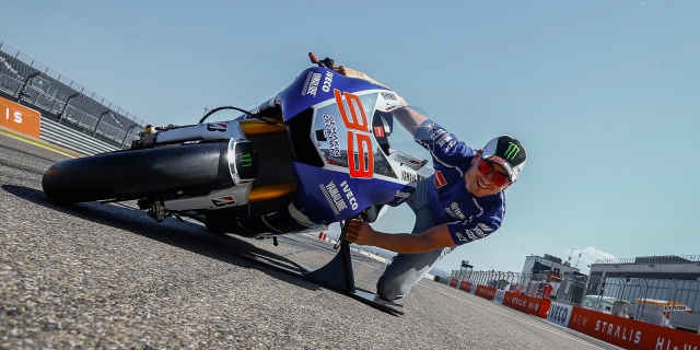 Лоренцо демонстрирует, как выглядит наклон мотоцикла MotoGP в 62 градуса в первом повороте Indianapolis Motor Speedway Лоренцо демонстрирует, как выглядит наклон мотоцикла MotoGP в 62 градуса в первом повороте Indianapolis Motor Speedway