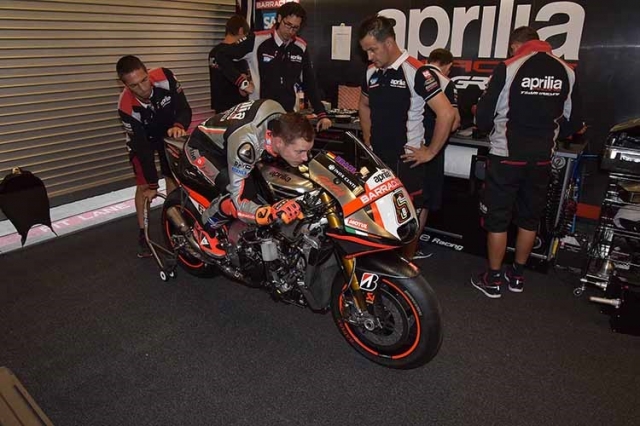 Немецкий Speedweek представил сегодня утром первые фотографии Брадля в цветах Aprilia Немецкий Speedweek представил сегодня утром первые фотографии Брадля в цветах Aprilia