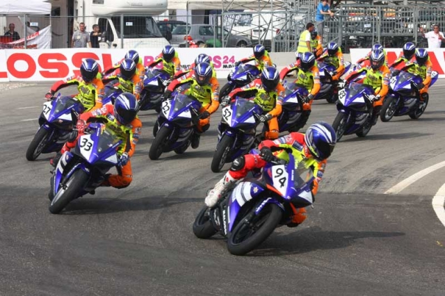 Старт гонки Yamaha R125 Cup, Италия Старт гонки Yamaha R125 Cup, Италия