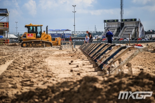 Первые фото с искусственной трассы для мотокросса, построенной прямо поверх TT Assen Circuit Первые фото с искусственной трассы для мотокросса, построенной прямо поверх TT Assen Circuit