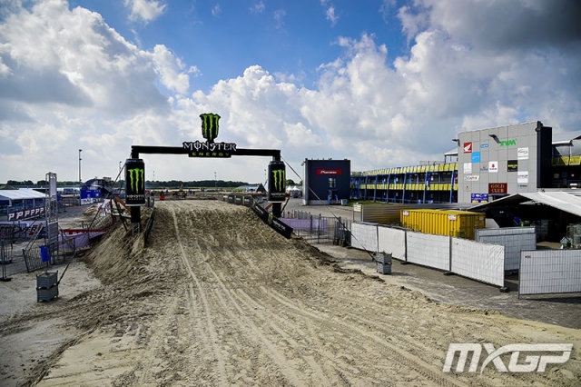 Первые фото с искусственной трассы для мотокросса, построенной прямо поверх TT Assen Circuit Первые фото с искусственной трассы для мотокросса, построенной прямо поверх TT Assen Circuit