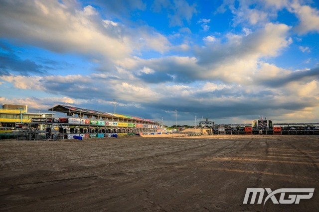 Первые фото с искусственной трассы для мотокросса, построенной прямо поверх TT Assen Circuit Первые фото с искусственной трассы для мотокросса, построенной прямо поверх TT Assen Circuit