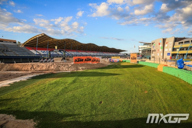 Первые фото с искусственной трассы для мотокросса, построенной прямо поверх TT Assen Circuit Первые фото с искусственной трассы для мотокросса, построенной прямо поверх TT Assen Circuit