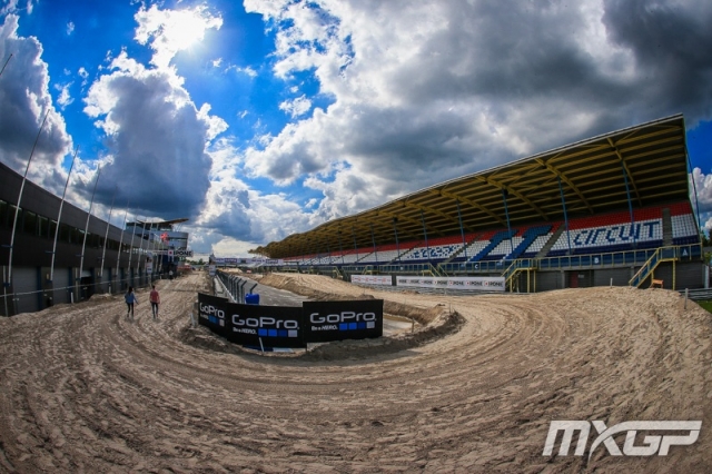 Первые фото с искусственной трассы для мотокросса, построенной прямо поверх TT Assen Circuit Первые фото с искусственной трассы для мотокросса, построенной прямо поверх TT Assen Circuit