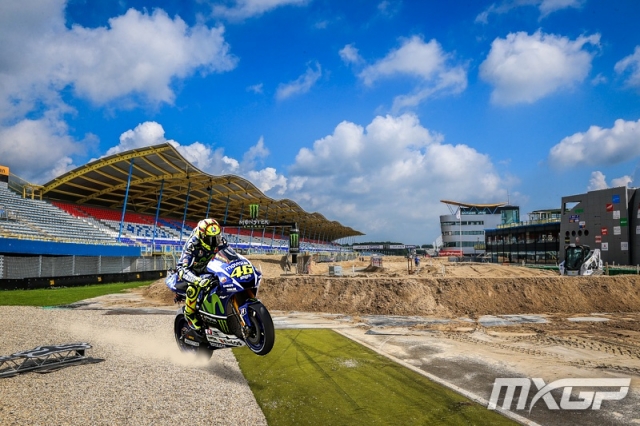 9-кратный чемпион MotoGP первым получил право испытать новую кроссовую трассу в TT Assen Circuit, благо, опыт уже имеется... 9-кратный чемпион MotoGP первым получил право испытать новую кроссовую трассу в TT Assen Circuit, благо, опыт уже имеется...