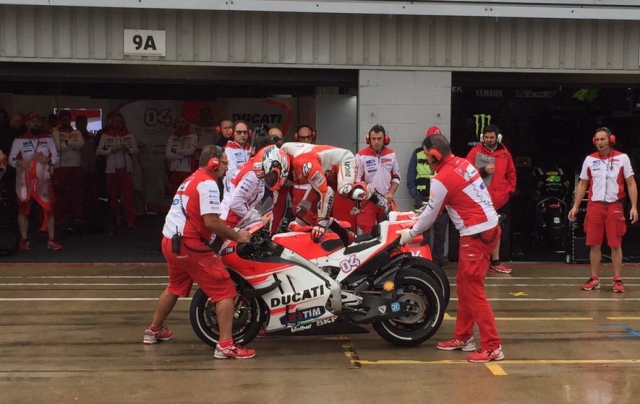 На дождевом Warm-Up BritishGP пилоты Королевского класса отрабатывали быструю смену байков на случай переменной погоды На дождевом Warm-Up BritishGP пилоты Королевского класса отрабатывали быструю смену байков на случай переменной погоды