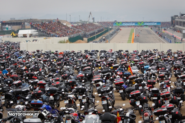 Вид на Гран-При Арагона MotoGP с мотопарковки: здесь собираются до 20000 мотоциклов, немногим меньше, чем в Хересе Вид на Гран-При Арагона MotoGP с мотопарковки: здесь собираются до 20000 мотоциклов, немногим меньше, чем в Хересе