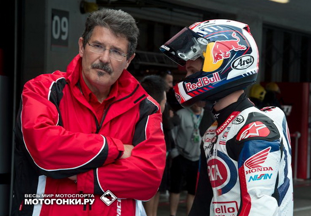 С менеджером Honda Racing Europe Карло Фьоранни (2014 год): Босс, я больше так не могу С менеджером Honda Racing Europe Карло Фьоранни (2014 год): Босс, я больше так не могу