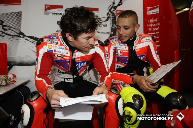 Росси и Хейден - снова вместе, в Ducati Factory (2011) Росси и Хейден - снова вместе, в Ducati Factory (2011)