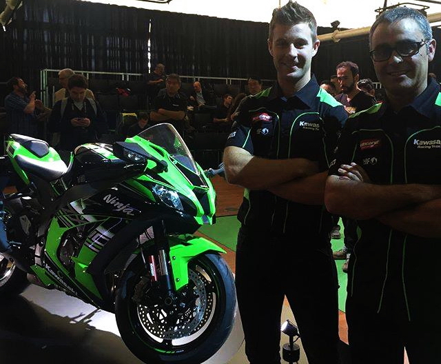 Чемпион WSBK Джонатан Рэй и новый Kawasaki ZX-10R Ninja имени него самого Чемпион WSBK Джонатан Рэй и новый Kawasaki ZX-10R Ninja имени него самого