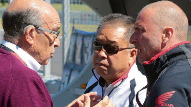 Президенту Dorna Sports Кармело Эспелете (слева) всегда есть, что обсудить с Сухеем и Honda racing Президенту Dorna Sports Кармело Эспелете (слева) всегда есть, что обсудить с Сухеем и Honda racing