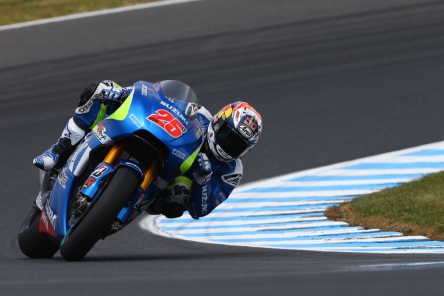 Маверик Виньялес на заводском Suzuki GSX-RR в тройке лидеров MotoGP Маверик Виньялес на заводском Suzuki GSX-RR в тройке лидеров MotoGP