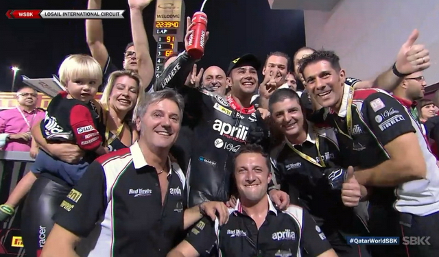Леон Хезлам одержал уверенную победу в последней гонке WSBK сезона 2015 года: пидоты Aprilia вновь доминируют в Катаре Леон Хезлам одержал уверенную победу в последней гонке WSBK сезона 2015 года: пидоты Aprilia вновь доминируют в Катаре